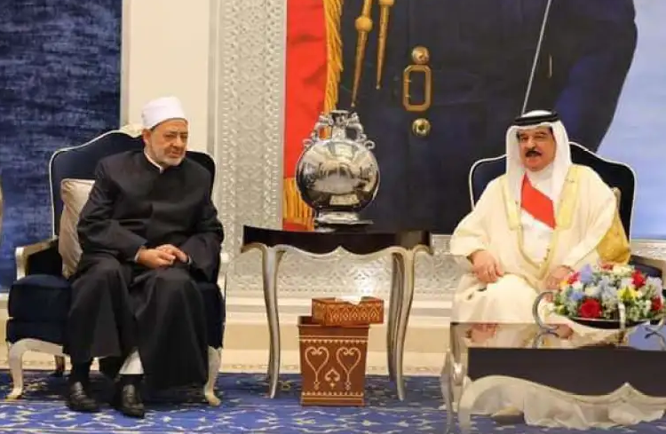 Bahraini king receives Al-Azhar imam at Sakhir Palace 1 - Egyptian Gazette Bahraini King Hamad bin Isa Al Khalifa has received Al-Azhar Grand Imam Ahmed el Tayyeb at Sakhir Palace, south of Manama.