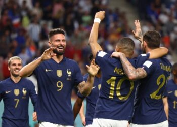 Giroud equals Henry mark as World Cup holders France sink Australia