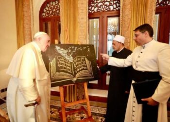 Azhar imam, Vatican pope exchange gifts during Bahrain visit
