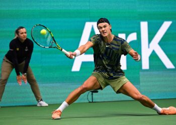 Rune into Paris semis, Djokovic advances