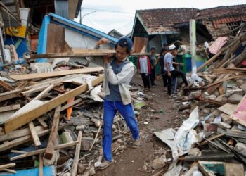 Indonesia struggles to get aid to quake survivors, rescue continues