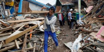 Indonesia struggles to get aid to quake survivors, rescue continues
