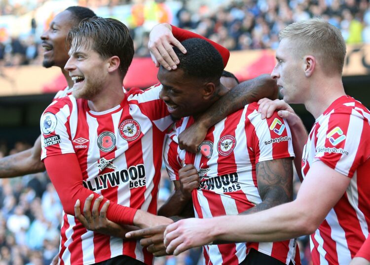 EPL: Man City stunned, Spurs sink Leeds 1 - Egyptian Gazette Brentford's players celebrate with Ivan Toney (2nd R) after scoring his side's first goal against Manchester City in Manchester.
