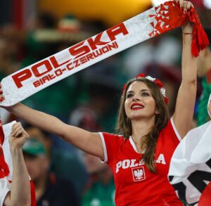 World Cup: Lewandowski hands Poland jersey to Saudi Arabia fan - English  Section 