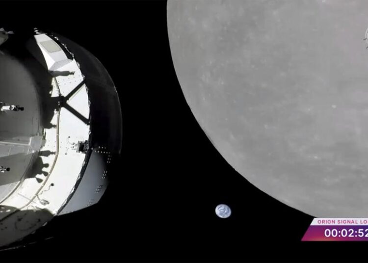 NASA capsule buzzes moon, last big step before lunar orbit 1 - Egyptian Gazette