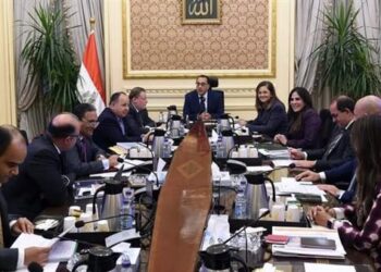 PM reviews efforts to lure more investments in capital market