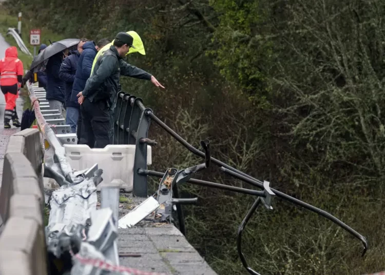 7th body discovered after bus plunged into Spanish river 2 - Egyptian Gazette 7th body discovered after bus plunged into Spanish river 1 - Egyptian Gazette