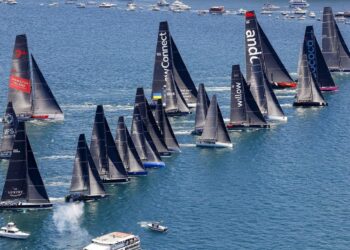Super maxi Andoo leads Sydney-Hobart race