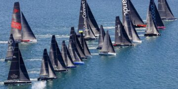 Super maxi Andoo leads Sydney-Hobart race