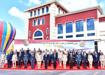 Sisi poses for photo with ministers, Abou Zikry Axis engineers
