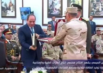 Sisi receives souvenir from board chairman of Nasr Company for Intermediate Chemical
