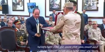 Sisi receives souvenir from board chairman of Nasr Company for Intermediate Chemical