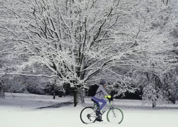 Snow, ice disrupt UK travel; 4 children pulled from icy lake