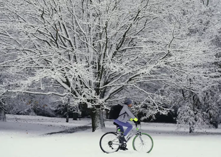 Snow, ice disrupt UK travel; 4 children pulled from icy lake 1 - Egyptian Gazette