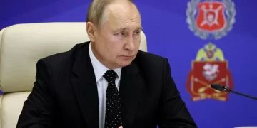 Putin sounds out military commanders on Ukraine