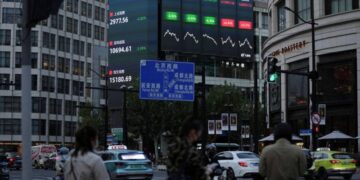 China stocks fall as Covid jitters outweigh policy support