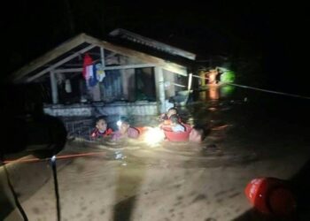Philippines floods force tens of thousands to flee homes