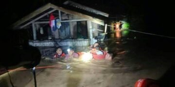 Philippines floods force tens of thousands to flee homes