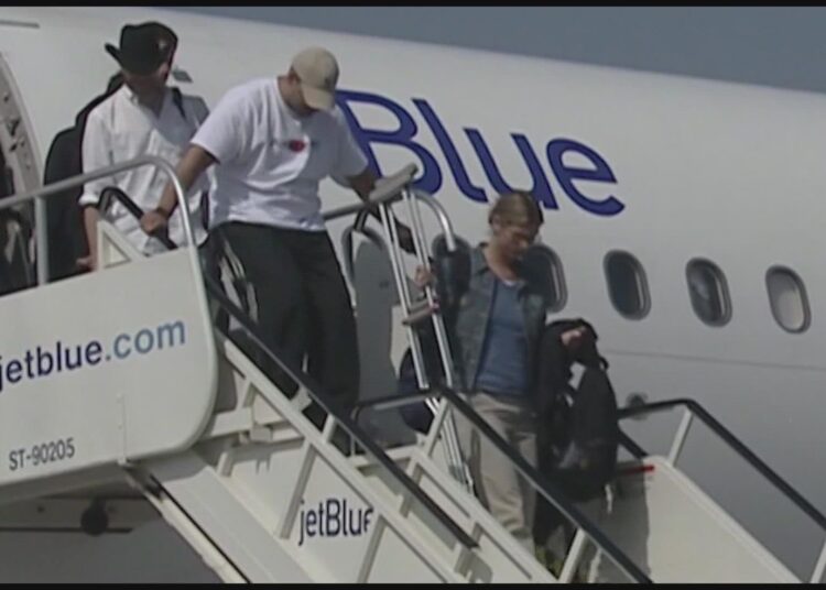 Passenger laptop fire forces plane evacuation at JFK Airport 2 - Egyptian Gazette Passenger laptop fire forces plane evacuation at JFK Airport 1 - Egyptian Gazette