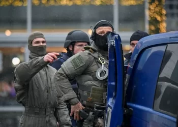 Police evacuate Dresden mall over suspected hostage-taking