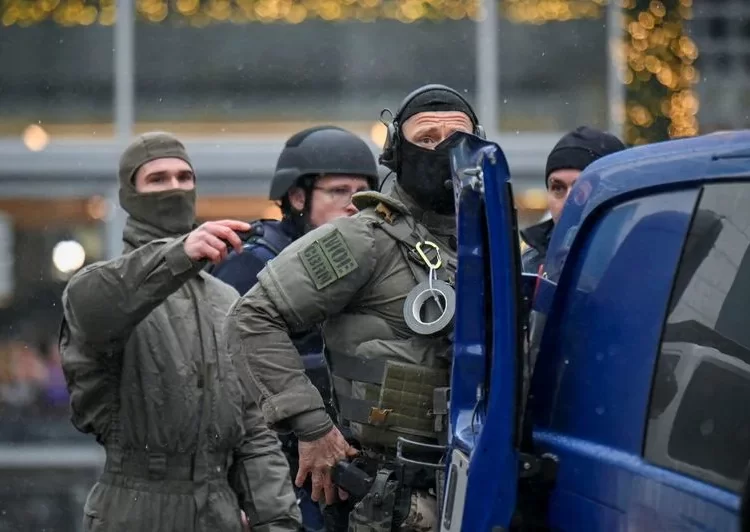 Police evacuate Dresden mall over suspected hostage-taking 2 - Egyptian Gazette Police evacuate Dresden mall over suspected hostage-taking 1 - Egyptian Gazette