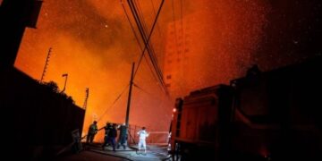 Chilean firefighters battle to contain devastating blaze