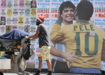 Family of Pele gathers at hospital in Sao Paulo