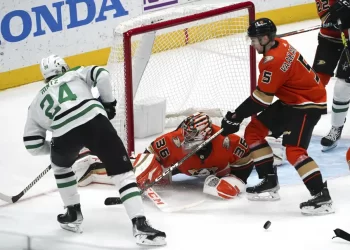 Gibson stops 35 shots, Ducks blank Stars 2-0