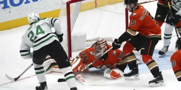 Gibson stops 35 shots, Ducks blank Stars 2-0