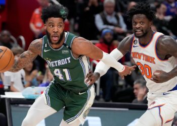 Randle’s 42 leads Knicks to victory over Pistons