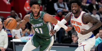 Randle’s 42 leads Knicks to victory over Pistons