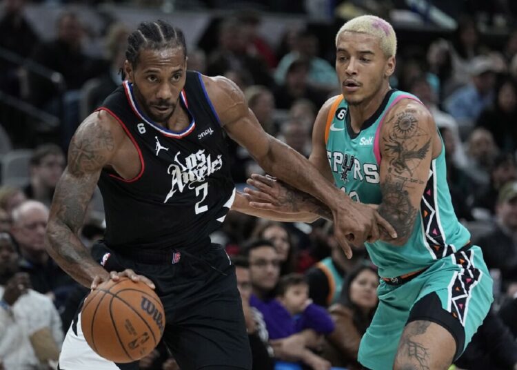 Wainright leads Suns past Pacers 112-107 1 - Egyptian Gazette Los Angeles Clippers Kawhi Leonard (L) drives around San Antonio Spurs Jeremy Sochan during their NBA game in San Antonio.