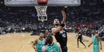 Clippers rout Spurs 138-100