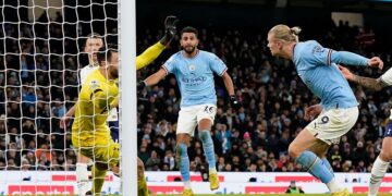 Manchester City closes gap at EPL top