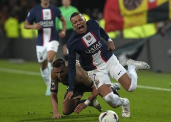 Leader PSG loses 3-1 at Lens for 1st defeat