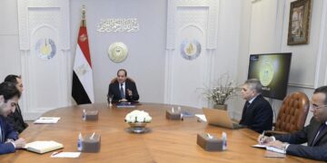 Sisi calls for pursuing strategy of developing Suez Canal