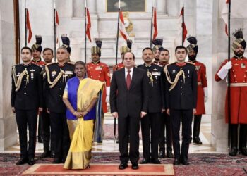 Indian president receives Sisi at presidential palace in New Delhi