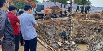 Rescuers in Vietnam try to save boy trapped in concrete pile