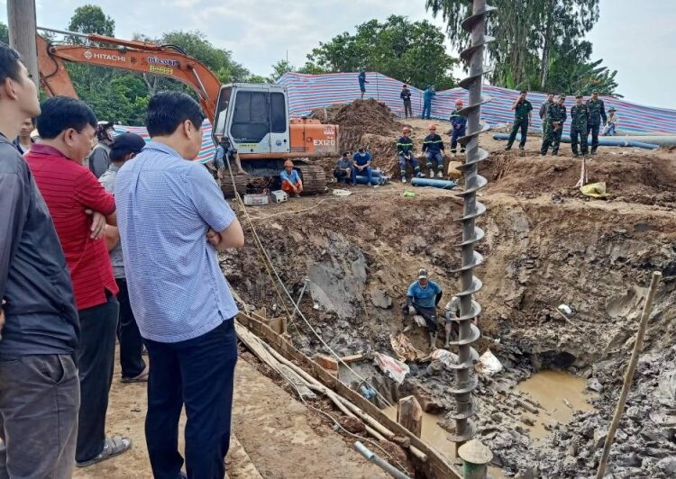 Rescuers in Vietnam try to save boy trapped in concrete pile 1 - Egyptian Gazette