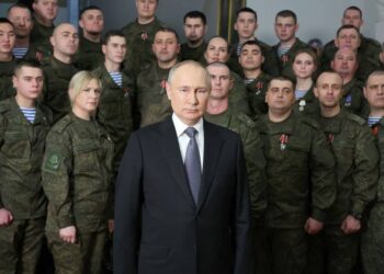 Zelenskiy, Putin promise victory in contrasting New Year speeches