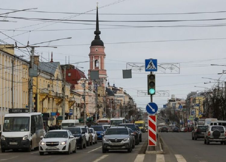 Cars wait at the traffic lights in Kaluga.