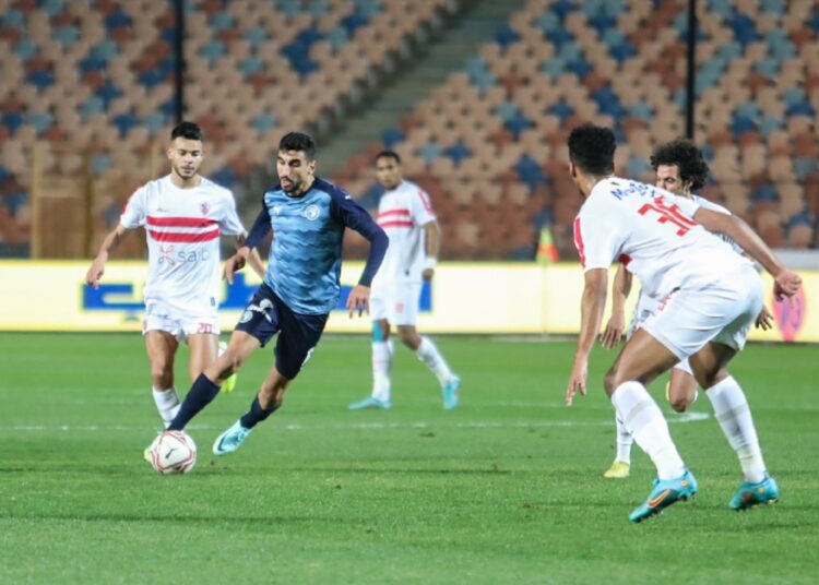 Pyramids’ Moroccan midfielder Walid el-Karti (C) controls the ball against Zamalek’s players during Egypt’s Cup semi-final match.