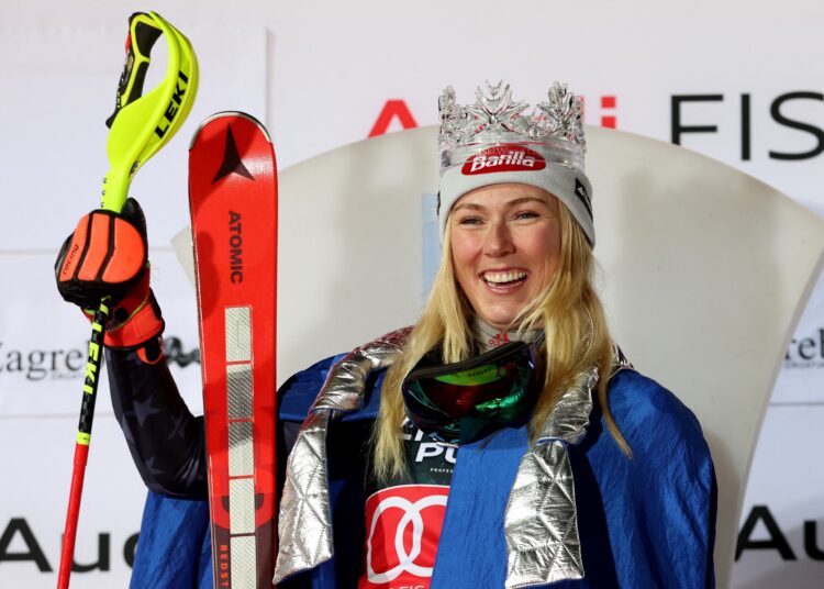 Mikaela Shiffrin posing with the World Cup trophy on December 30, 2022 in Austria.