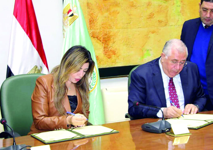 Minister of Agriculture al-Sayed al-Quseir (R) and NACDW representative Noha Talaat signing the co-operation protocol on Tuesday.