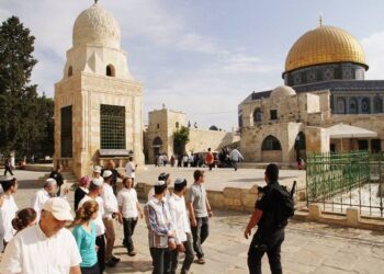 Israeli settlers storm into Aqsa Mosque