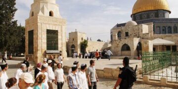 Israeli settlers storm into Aqsa Mosque