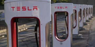 Tesla says its 4Q profit rose 59%, expects strong demand