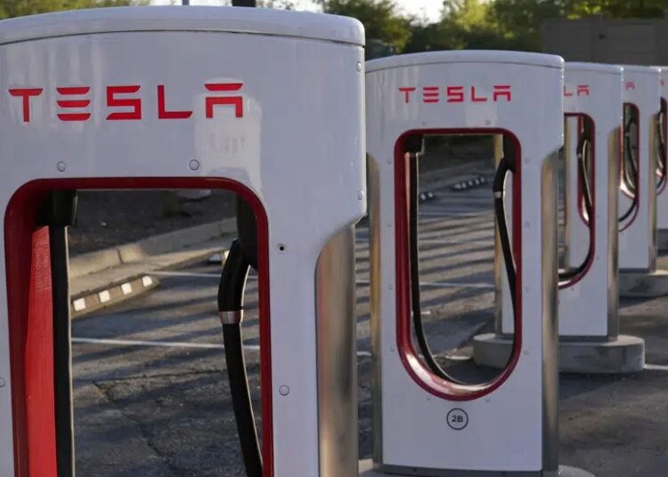 Tesla says its 4Q profit rose 59%, expects strong demand 1 - Egyptian Gazette Tesla posted record net income in the fourth quarter of last year.