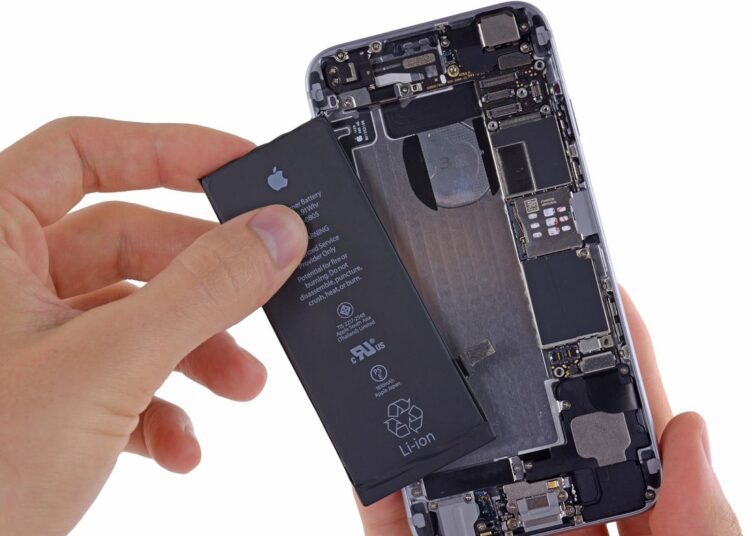 Apple hikes price to replace iPhone batteries by $20 1 - Egyptian Gazette Apple will charge customers an extra $20 to replace the battery on iPhones if the device is older than an iPhone 14.