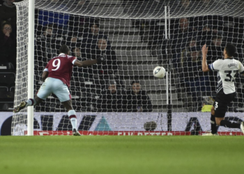 West Ham beats Derby 2-0 in FA Cup, plays Man United next